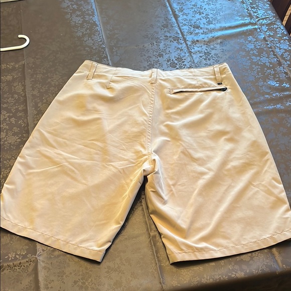 Denali Beige Men's Golf Shorts size 32 - Picture 3 of 6